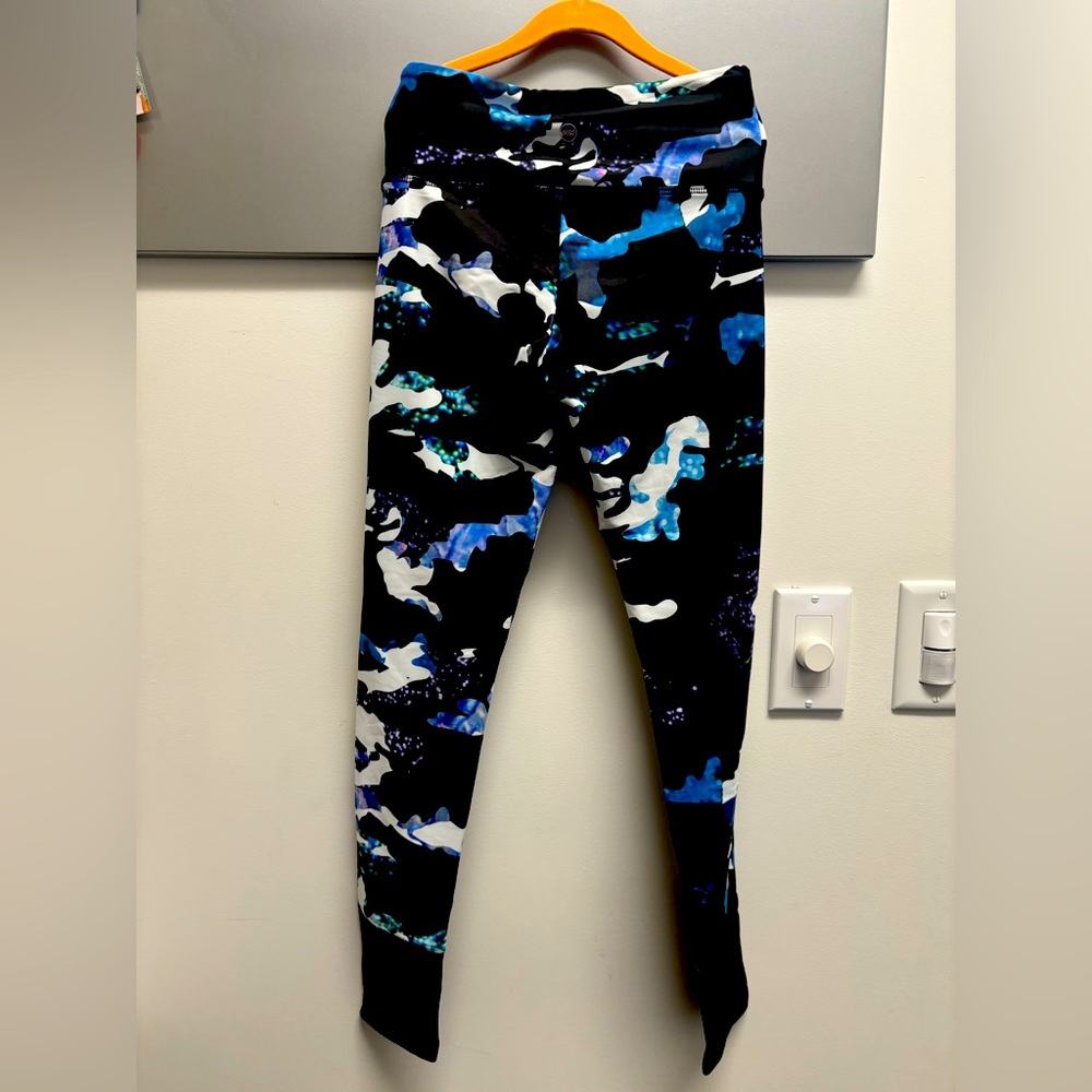 NWT flywheel sports Joey ankle pant camo leggings